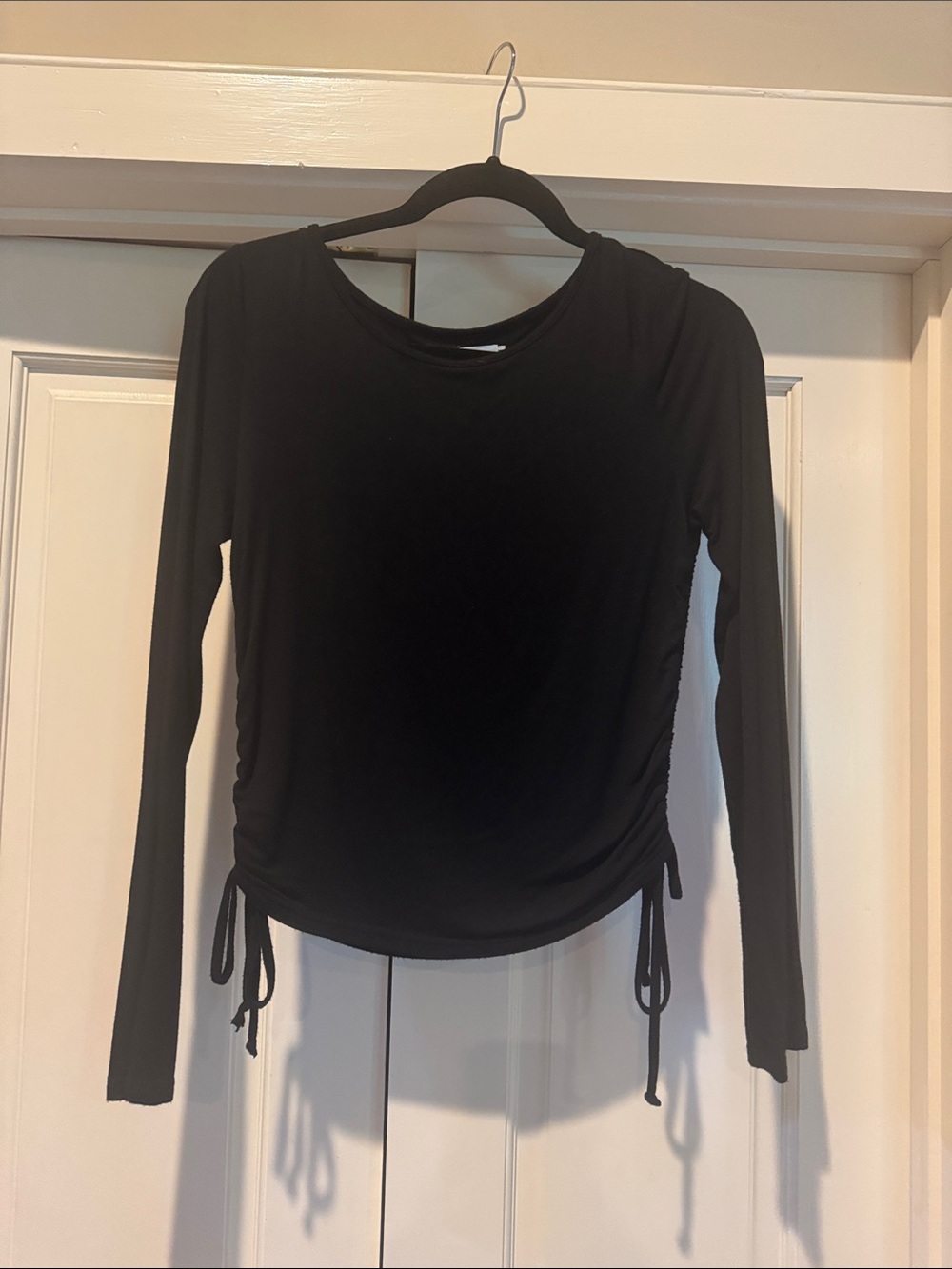 Black Long-Sleeve Side-Tie Ruched Tee